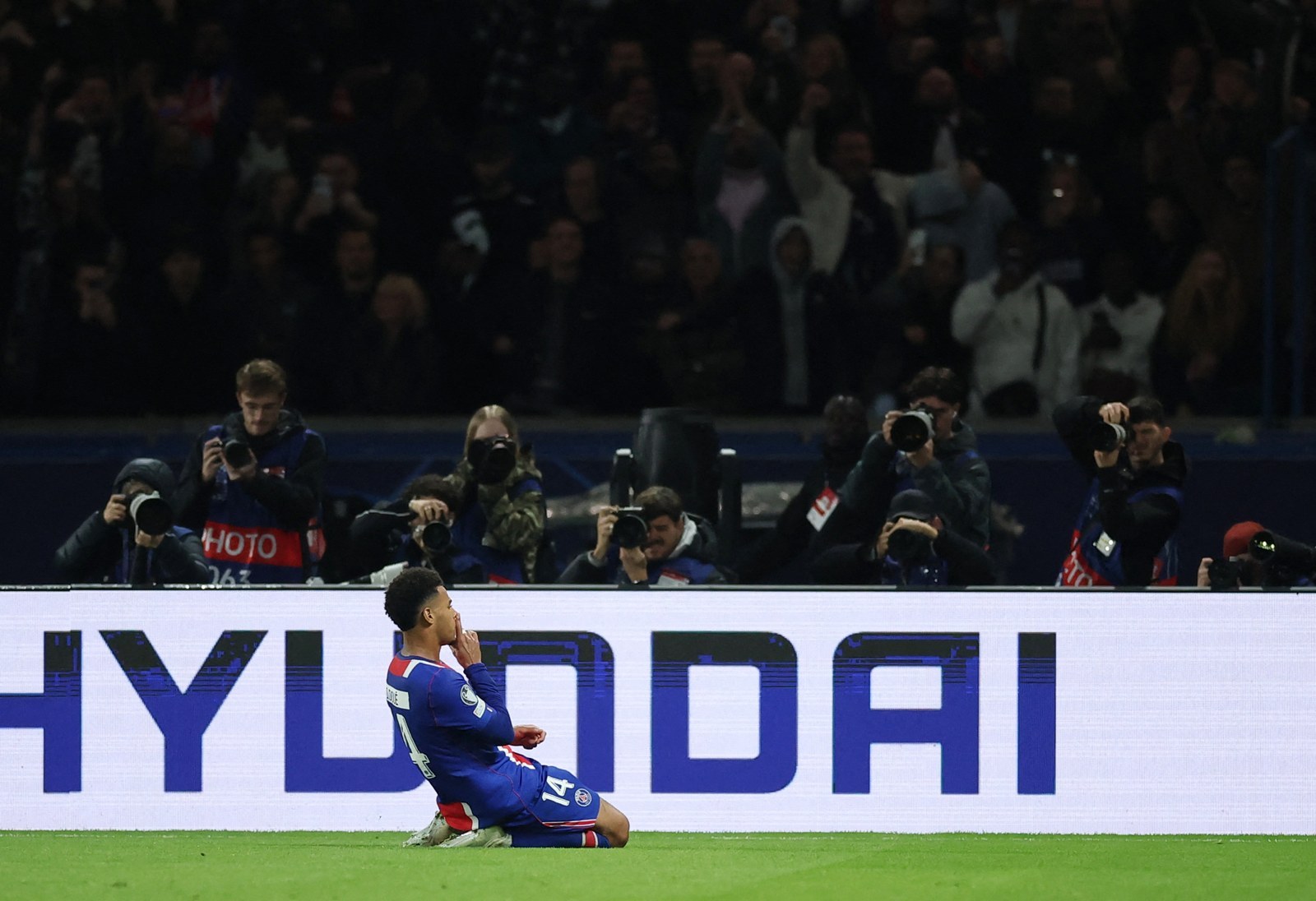 Η Παρί Σεν Ζερμέν νίκησε 4-2 την Μπαρτσελόνα σε ματς υψηλών τόνων στο Παρίσι