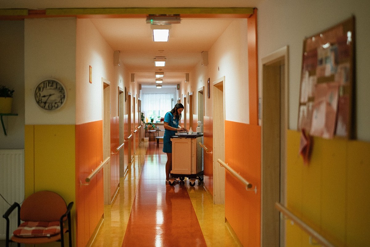 Έως 28% λιγότερα τον μήνα για τις γυναίκες στην ευρωπαϊκή υγεία, μικρότερο το χάσμα στην Ελλάδα